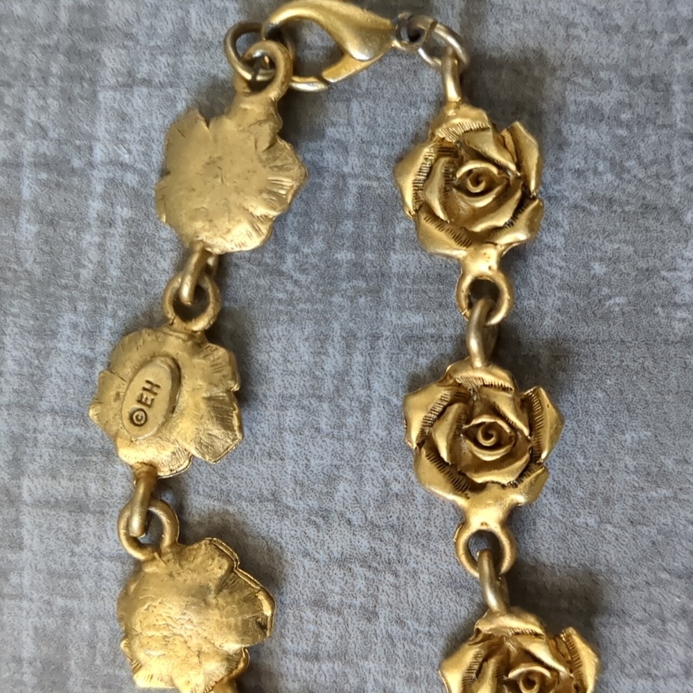 Vintage Elegant Gold Rose Bracelet - Picture 6 of 6